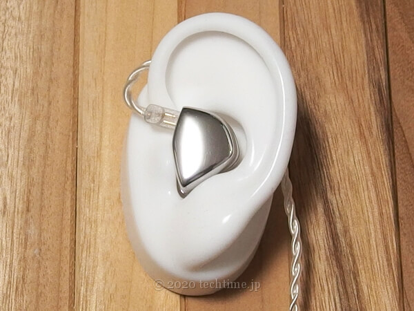 HZSOUND Heart Mirror『心鏡』をシリコン耳モデルに装着した状態の画像（側面側）