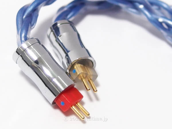 8芯6N単結晶銅ケーブル『NICEHCK BlueComet』の2pinコネクターの白背景画像