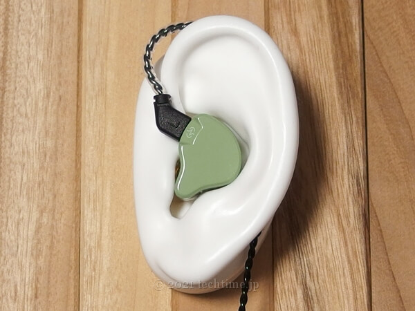 CCZ Emeraldをシリコン耳モデルに装着した状態の画像1