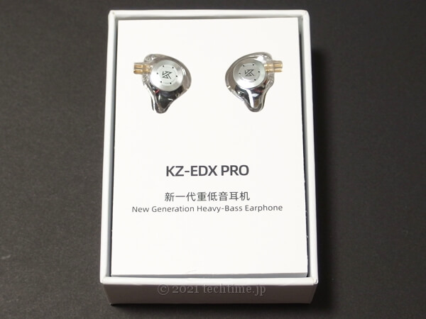 KZ EDX Pro（クリア）の箱の中の黒背景画像