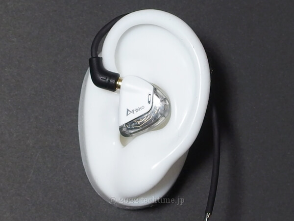 IKKO OH2を耳モデルに装着した状態の画像1