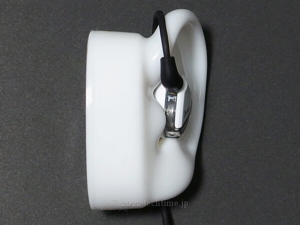 IKKO OH2 Opalを耳モデルに装着した状態の画像2