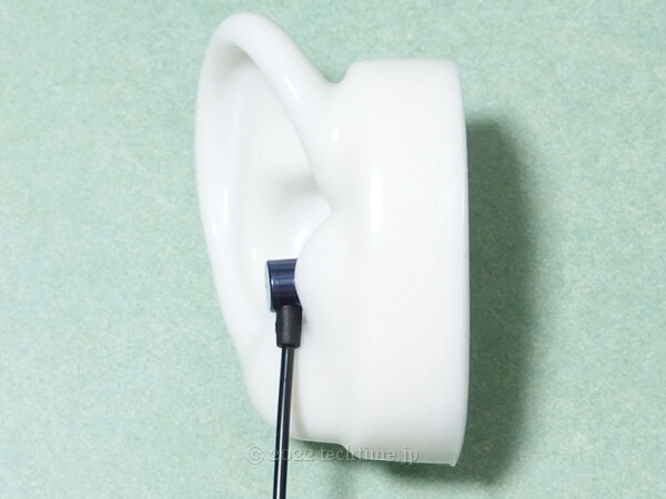 KBEAR Little Q（旺財/ワンちゃん）をシリコン耳モデルに装着した状態の画像（ケーブル下向き/側面側）