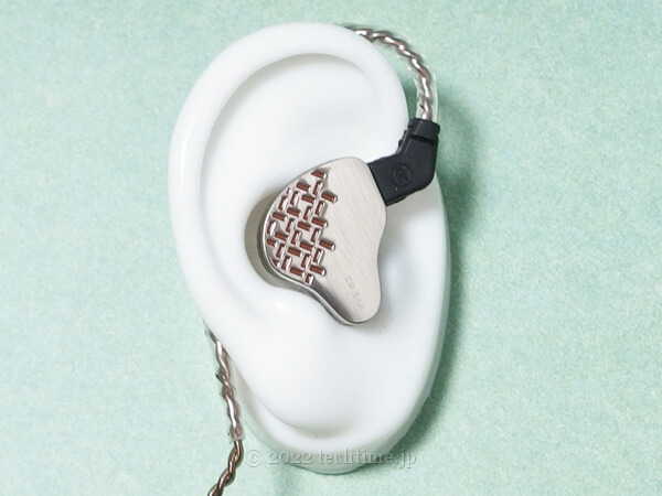 KBEAR 朱雀 Rosefinchをシリコン耳モデルに装着した状態の画像（側面側）