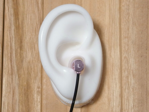 KBEAR Dumplingを耳モデルに装着した状態の画像（ケーブル下向き前から）