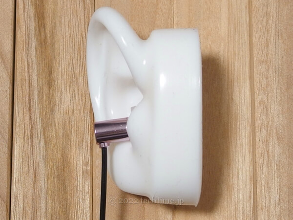 KBEAR Dumplingを耳モデルに装着した状態の画像（ケーブル下向き横から）