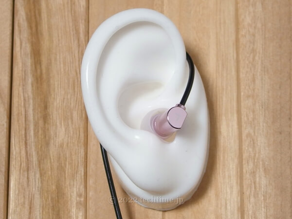 KBEAR Dumplingを耳モデルに装着した状態の画像（ケーブル耳掛け前から）