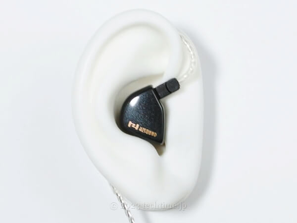 HZSOUND Heart Mirror Proをシリコン耳モデルに装着した画像1