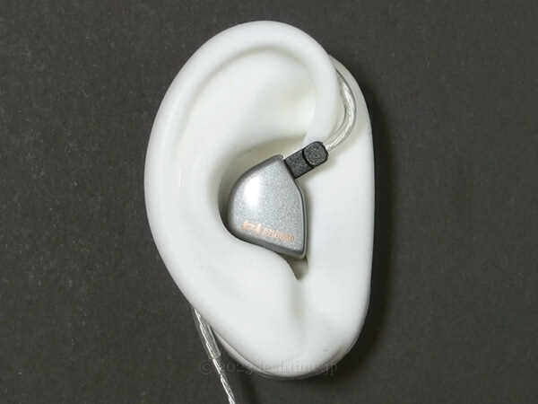 Heart Mirror Zeroをシリコン耳モデルに装着した状態の画像1